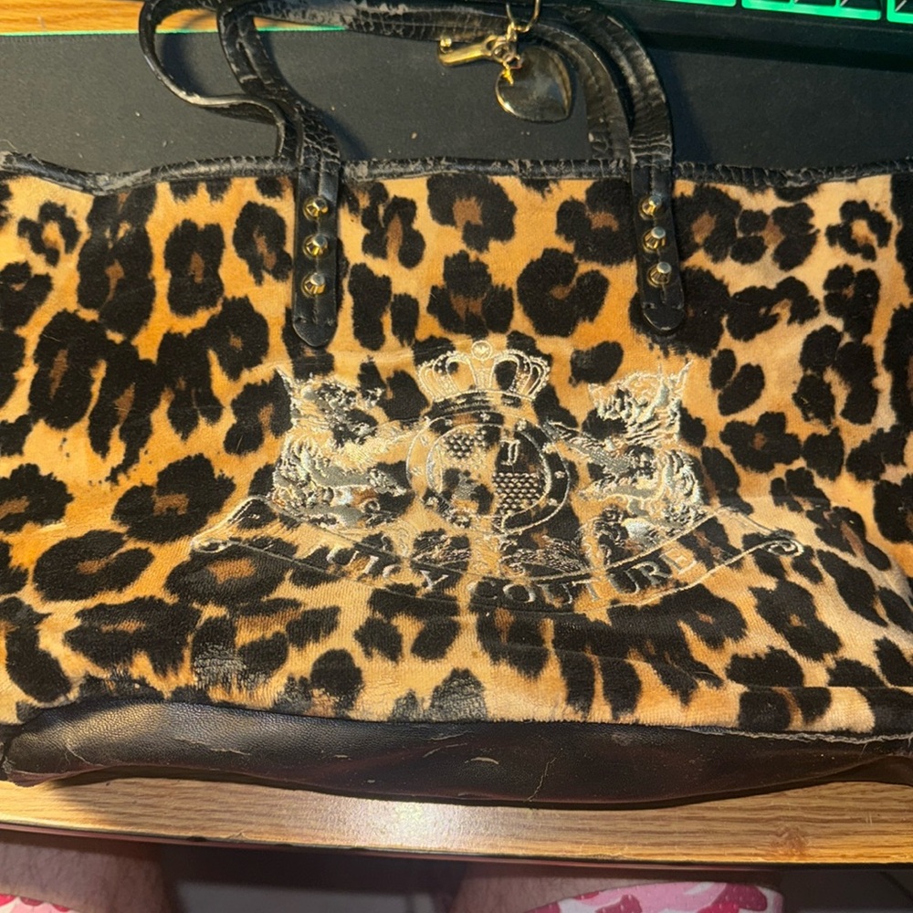 Juicy Couture Velour Leopard Print Vintage Y2k Pammy Tote
Pre loved